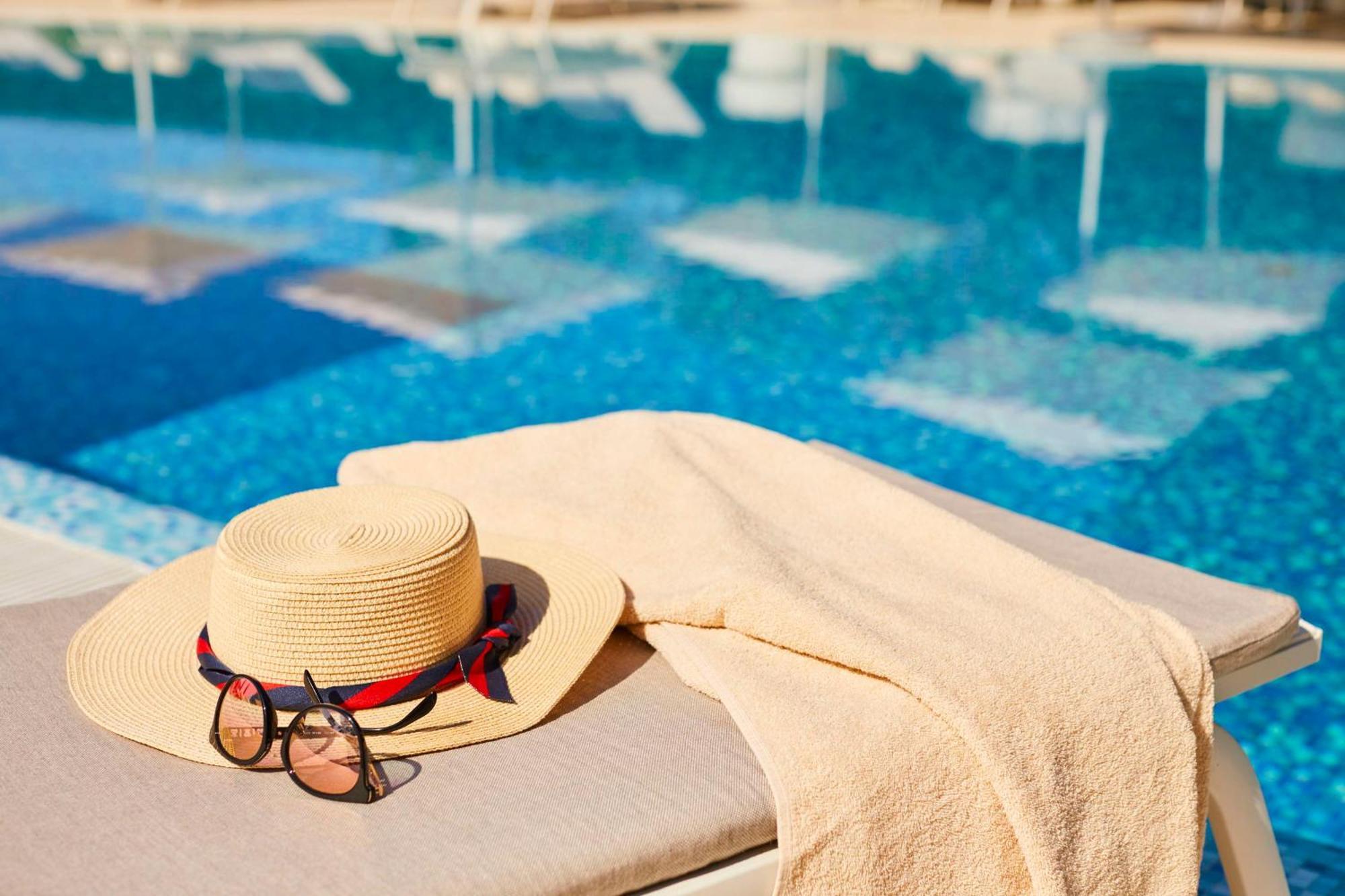 ホテル ケンピンスキー パレス ポルトロス ポルトローシュ エクステリア 写真 A towel at a pool